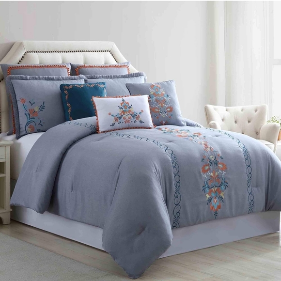 Modernthreads Other - Queen gray embroidered comforter set